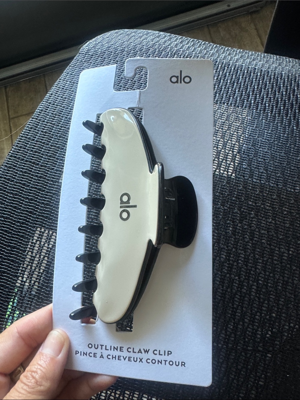 ALO Yoga Outline Claw Clip - White & Black